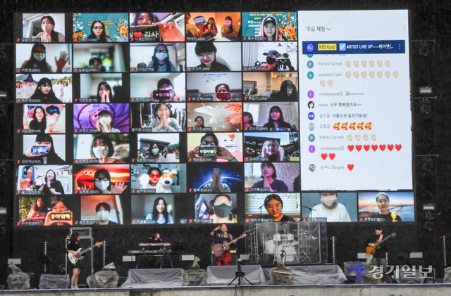 2021인천펜타포트 락 페스티벌 둘째날인 10일  주행사장인 인천 연수구 송도달빛축제공원에서 김사월 밴드가 열띤 공연을 펼치고 있다. 장용준기자