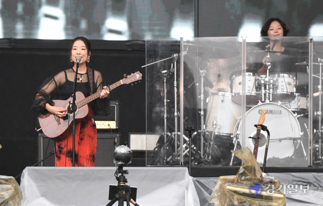 2021 인천 펜타포트 락 페스티벌 둘째날인 10일 오후 송도 달빛축제공원에서 김사월이 열띤 공연을 펼치고 있다. 조주현기자