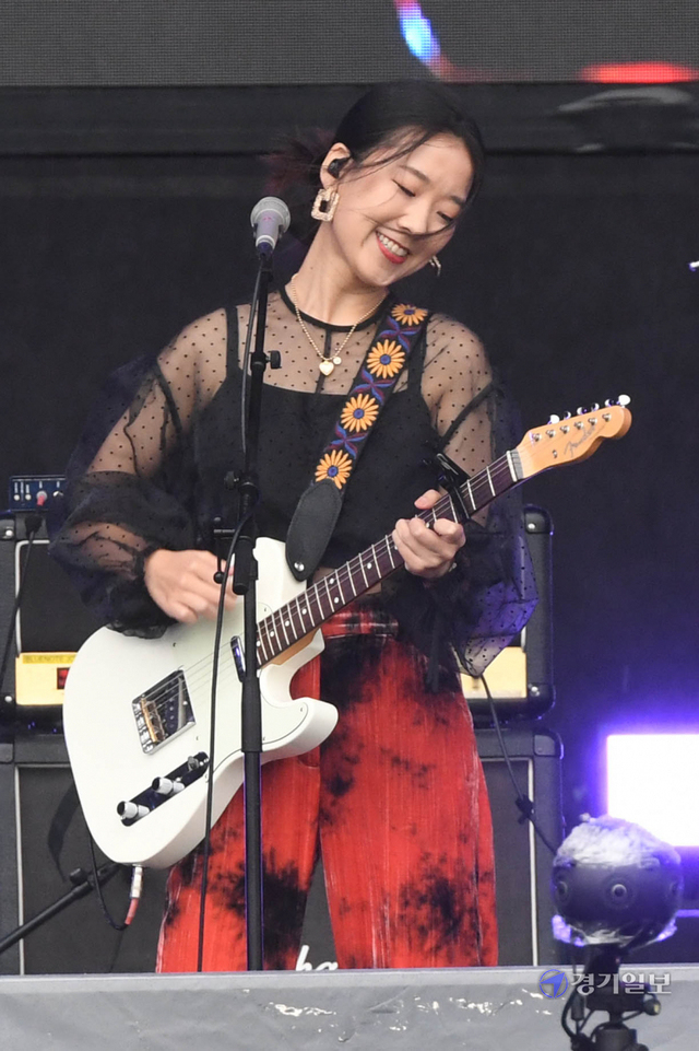 2021 인천 펜타포트 락 페스티벌 둘째날인 10일 오후 송도 달빛축제공원에서 김사월이 열띤 공연을 펼치고 있다. 조주현기자