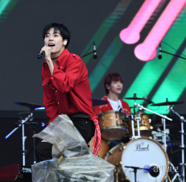 2021인천펜타포트 락 페스티벌 둘째날인 10일 주행사장인 인천 연수구 송도달빛축제공원에서 N.fiying 밴드가 열띤 공연을 펼치고 있다. 장용준기자