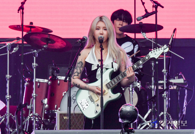 2021인천펜타포트 락 페스티벌 둘째날인 10일  주행사장인 인천 연수구 송도달빛축제공원에서 더 발룬티어스 밴드가 열띤 공연을 펼치고 있다. 장용준기자