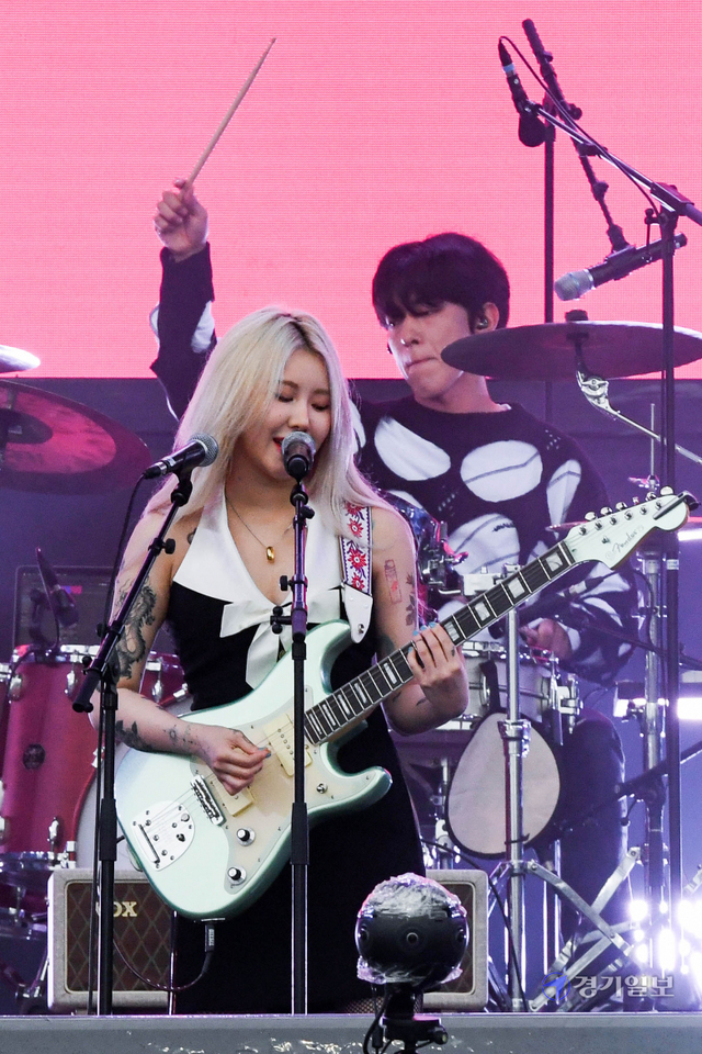 2021인천펜타포트 락 페스티벌 둘째날인 10일  주행사장인 인천 연수구 송도달빛축제공원에서 더 발룬티어스 밴드가 열띤 공연을 펼치고 있다. 장용준기자