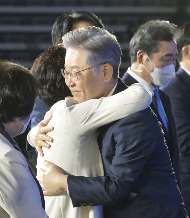 더불어민주당 제20대 대통령 후보로 선출된 이재명 경기도지사가 10일 오후 서울 송파구 올림픽공원 SK올림픽핸드볼경기장에서 열린 민주당 서울 합동연설회에서 추미애 전 법무부장관의 포옹을 받고 있다. 경기사진공동취재단