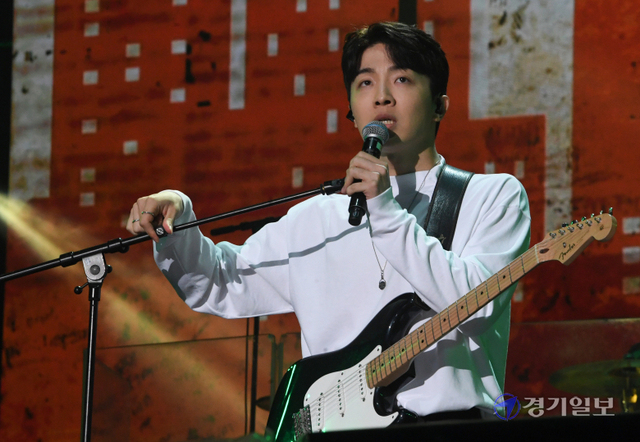 2021 인천 펜타포트 락 페스티벌 둘째날인 10일 오후 송도 달빛축제공원에서 적재가 열띤 공연을 펼치고 있다.조주현기자