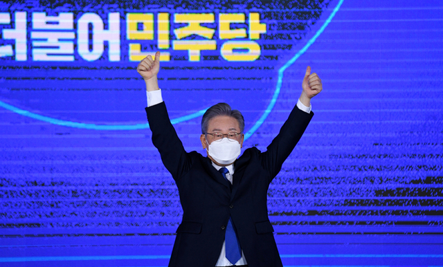 더불어민주당 이재명 대선 경선 후보가 10일 서울 올림픽공원 SK핸드볼경기장에서 열린 서울 합동연설회 및 3차 슈퍼위크 행사에서 더불어민주당 대선 후보로 확정된 후 엄지손가락을 들어보이고 있다. 경기사진공동취재단