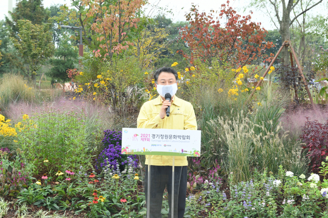 제9회 경기정원문화박람회 온라인 개막식에서 안승남 구리시장이 인삿말을 하고 있다. 구리시 제공