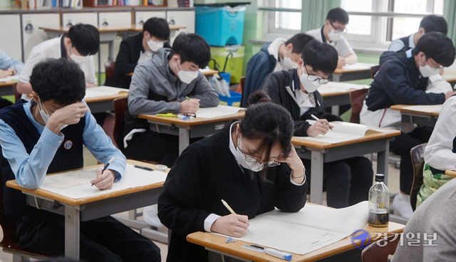 2021년 대학수학능력시험(수능)전 마지막 모의고사인 10월 전국연합학력평가가 열린 12일 오전 수원시 팔달구 화서동 숙지고등학교에서 고3 학생들이 시험을 준비하고 있다. 윤원규기자