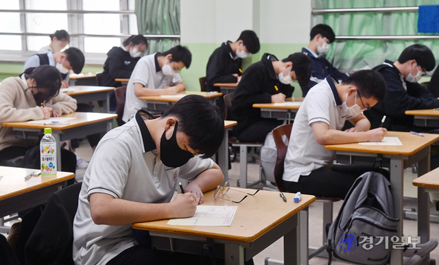 2021년 대학수학능력시험(수능)전 마지막 모의고사인 10월 전국연합학력평가가 열린 12일 오전 수원시 팔달구 화서동 숙지고등학교에서 고3 학생들이 시험을 준비하고 있다. 윤원규기자