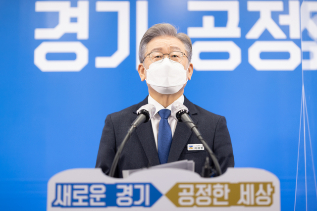 12일 오후 경기도청 브리핑룸에서 이재명 경기도지사가 긴급현안사항 관련 기자회견을 하고있다. 경기도청 제공