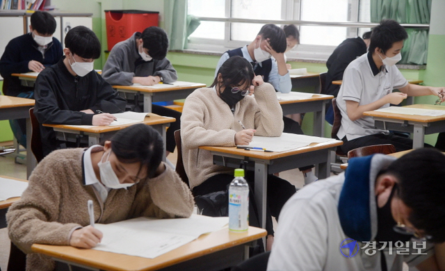 2021년 대학수학능력시험(수능)전 마지막 모의고사인 10월 전국연합학력평가가 열린 12일 오전 수원시 팔달구 화서동 숙지고등학교에서 고3 학생들이 시험을 준비하고 있다. 윤원규기자