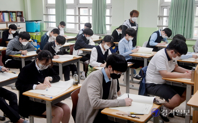 2021년 대학수학능력시험(수능)전 마지막 모의고사인 10월 전국연합학력평가가 열린 12일 오전 수원시 팔달구 화서동 숙지고등학교에서 고3 학생들이 시험을 준비하고 있다. 윤원규기자