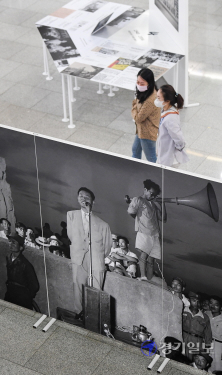 12일 오전 인천이 낳은 지도자 '죽산 조봉암' 사진전이 열린 인천시청 중앙홀에서 시민들이 빚바랜 흑백사진속 생전의 조봉암 선생을 살펴보고 있다. 장용준기자