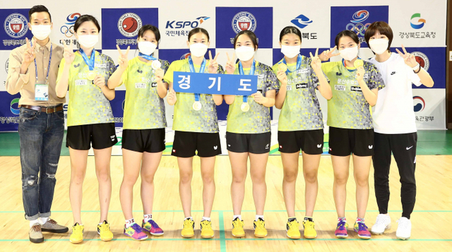 제102회 전국체전 탁구 여고부 단체전 1위를 차지, 시즌 4개 대회 연속 정상에 오른 파주 문산수억고 선수단.월간탁구 제공