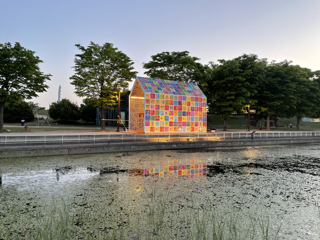 강익중, 꿈의 다리, 2021, 나무, 철, 기타 혼합재료, 500x350x700cm(임진각 평화누리 현장 사진)