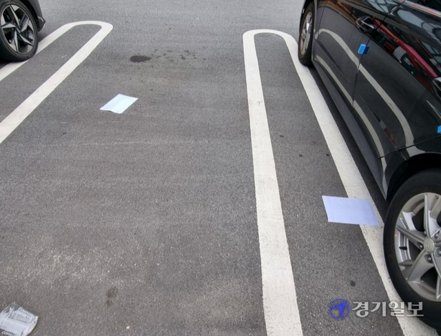 화성 동탄신도시 북광장 주변 상가 밀집지역에 불법 광고물이 난립, 인근 주민과 행인들이 불편을 호소하고 있다. 사진은 동탄신도시 북광장 주변에 스티커들이 더덕더덕 붙어 있는 모습. 김영호기자