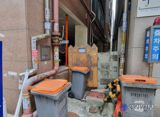 화성 동탄신도시 북광장 주변 상가 밀집지역에 불법 광고물이 난립, 인근 주민과 행인들이 불편을 호소하고 있다. 사진은 동탄신도시 북광장 주변에 스티커들이 더덕더덕 붙어 있는 모습. 김영호기자