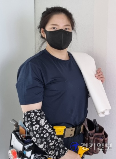 이지연씨는 경기도일자리재단 숙련건설기능인력 양성사업을 통해 도배·필름 과정 교육을 받은 뒤 관련 업무에 종사하고 있다. 채태병기자
