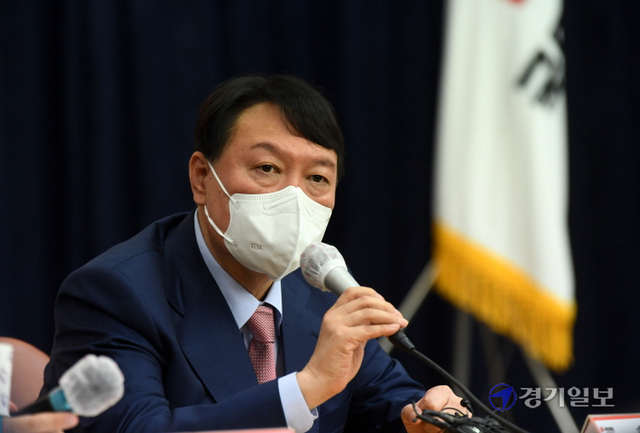 국민의힘 윤석열 대선 경선 후보(오른쪽)가 14일 수원시 장안구 국민의힘 경기도당에서 열린 '경기도당 주요당직자 간담회'에 참석, 당원들의 질문에 답변하고 있다. 윤원규기자