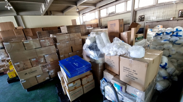 14일 인천 남동국가산업단지에 있는 한 화장품 용기 제조업체의 임대 창고에 코스팩토리로 납품하지 못한 용기 부자재가 한가득 쌓여있다. 이지용기자