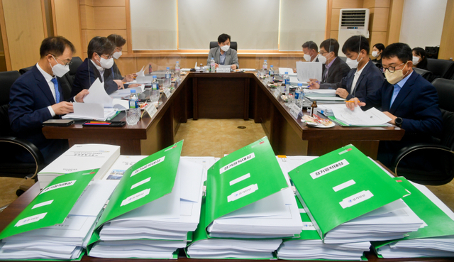 15일 경기일보사 회의실에서 경기공직대상 심의위원회가 각 부문별 수상자를 선정했다.