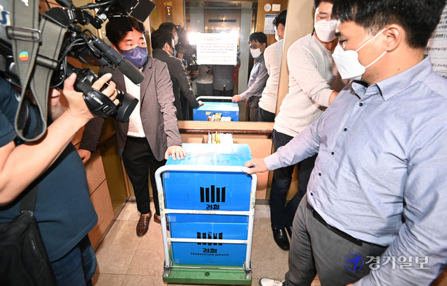 검찰이 대장동 개발 의혹 사건관련 성남시청에서 압수수색을 벌인 15일 오후 개발사업의 특혜 의혹과 관련 압수수색을 마친 뒤 압수품을 옮기고 있다. 윤원규기자