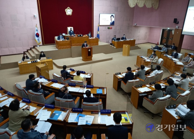 18일 안양시의회 제270회 임시회 1차 본회의에서 국민의힘 음경택 의원이 최대호 안양시장에게 박달스마트밸리 사업 등에 대한 시정질문을 하고 있다.노성우기자