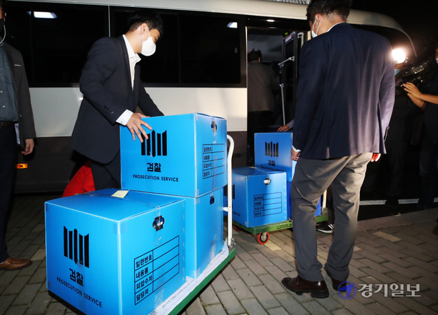검찰이 대장동 개발 의혹 사건관련 성남시청에서 압수수색을 벌인 15일 오후 압수수색을 마친 관계자들이 압수품을 옮기고 있다. 윤원규기자