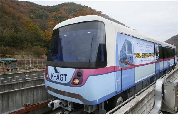 한국철도기술연구원은 경전철용 무선급전시스템 핵심기술 이전계약을 체결했다. 사진은 무선급전기술을 적용한 경전철 시험차량. 한국철도기술연구원 제공