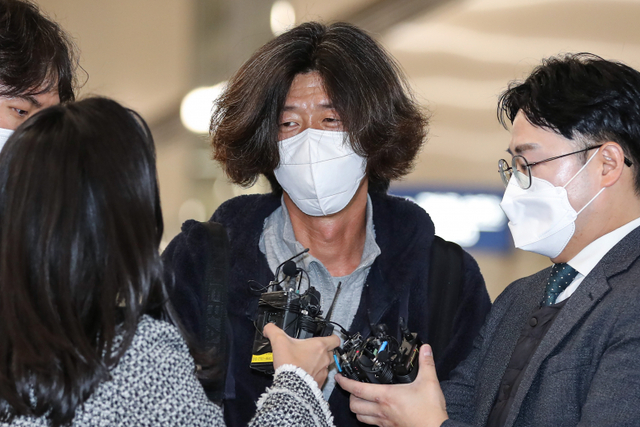 미국에 체류 중이던 대장동 개발 로비·특혜 의혹의 핵심 인물 남욱 변호사가 18일 오전 인천국제공항 제2여객터미널로 귀국하고 있다. 연합뉴스