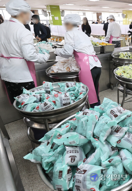 전국 학교비정규직노조가 총파업에 돌입한 20일 오후 점심 급식이 중단된 경기도의 한 학교 급식실에 빵과 과일, 음료로 구성된 대체 급식이 준비돼 있다. 김시범기자