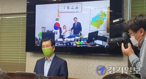 20일 이재명 지사 조폭 연루설의 제보자인 정영하 변호사가 기자회견을 열고 ‘돈다발’ 사진에 대한 신뢰성을 주장하고 있다. 진명갑기자