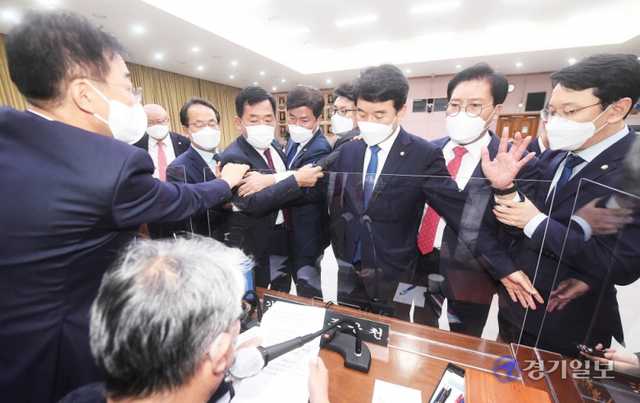 20일 경기도청에서 열린 국회 국토교통위원회의 경기도에 대한 국정감사에서 감사를 종료하려는 조응천 감사반장에게 국민의힘 의원들이 항의하자 더불어민주당 의원들이 이를 막아서며 양측 간에 몸싸움이 벌어지고 있다. 조주현기자