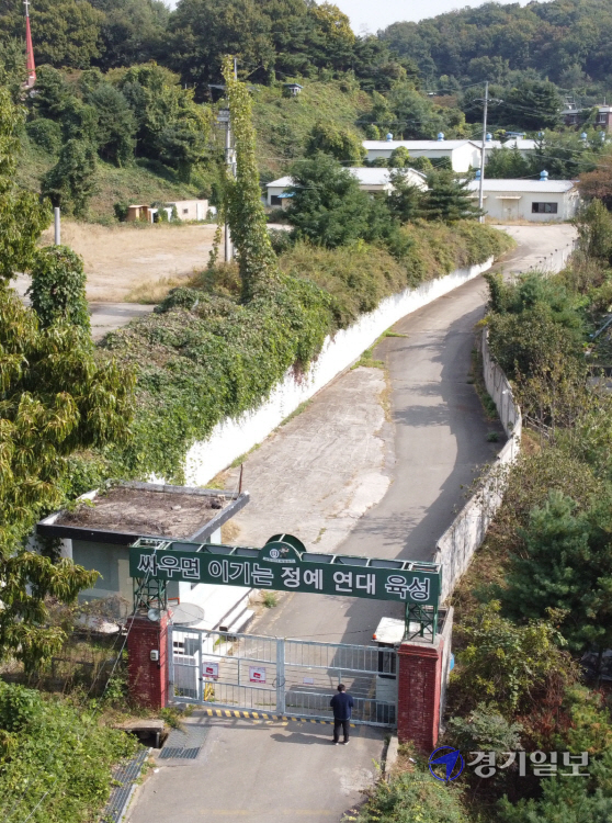 부천시가 국방부로부터 군부대 부지를 매입하 면서 수십 동의 건물을 누락하고 계약한 사실 이 드러나 논란이 일고 있다. 사진은 문제가 되 고 있는 작동의 군부대 입구. 조주현기자<br>