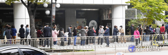 21일 오전  대규모 개업 할인과 경품 추첨을 진행하는 가전제품 대리점이 들어선 인천 남동구 구월동의 한 아울렛 정문 앞에 시민들이 길게 늘어서서 입장 순서를 기다리고 있다. 장용준기자