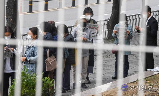 21일 오전  대규모 개업 할인과 경품 추첨을 진행하는 가전제품 대리점이 들어선 인천 남동구 구월동의 한 아울렛 정문 앞에 시민들이 길게 늘어서서 입장 순서를 기다리고 있다. 장용준기자