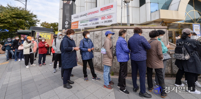 21일 오전  대규모 개업 할인과 경품 추첨을 진행하는 가전제품 대리점이 들어선 인천 남동구 구월동의 한 아울렛 정문 앞에 시민들이 길게 늘어서서 입장 순서를 기다리고 있다. 장용준기자