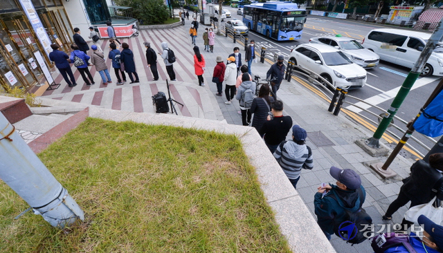 21일 오전  대규모 개업 할인과 경품 추첨을 진행하는 가전제품 대리점이 들어선 인천 남동구 구월동의 한 아울렛 정문 앞에 시민들이 길게 늘어서서 입장 순서를 기다리고 있다. 장용준기자