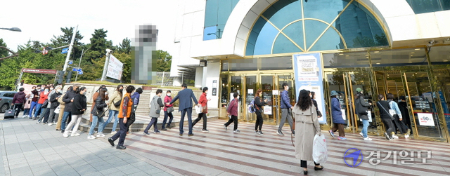 21일 오전  대규모 개업 할인과 경품 추첨을 진행하는 가전제품 대리점이 들어선 인천 남동구 구월동의 한 아울렛 정문 앞에 시민들이 길게 늘어서서 입장 순서를 기다리고 있다. 장용준기자