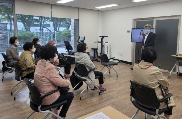 김동훈 센터장이 최근 아이맘사랑 사업과 관련한 교육에서 노인일자리 참여 어르신과 대화를 나누고 있다. 연수구노인인력개발센터 제공