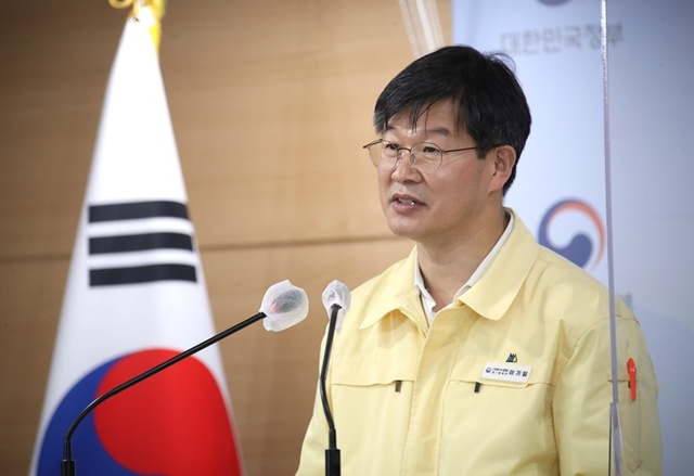 이기일 중앙재난안전대책본부 제1통제관이 22일 정부서울청사 브리핑실에서 코로나19 대응 중대본 브리핑을 하고 있다. 연합뉴스