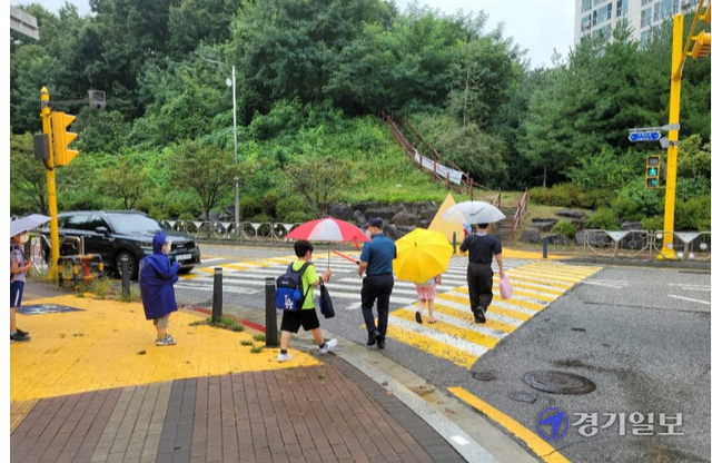 오산경찰서가 ‘아동안전 비전 ZERO 프로젝트’를 추진한 결과, 스쿨존 교통사고가 감소한 것으로 나타났다. 스쿨존 순찰활동 모습.