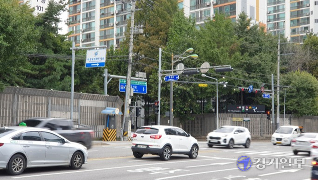 의정부시의 정치 관련 현수막 단속을 놓고 주민들과 지역 정치권의 반응이 교차하고 있다. 사진은 불법 현수막 단속으로 깨끗해진 백병원 교차로 일대. 김동일기자