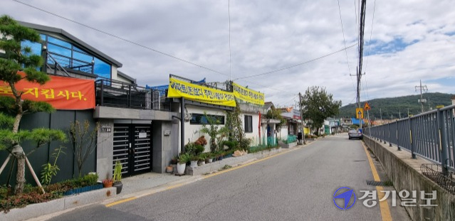 양주 산북동 산북3통 주민들이 토지주인 안동 권씨 종중의 일방적인 토지임대차계약 종료에 대책을 호소하고 있다. 마을 입구에 안동 권씨 종중의 토지임대차계약 종료에 반대하는 문구가 적힌 현수막들이 걸려 있다. 이종현기자