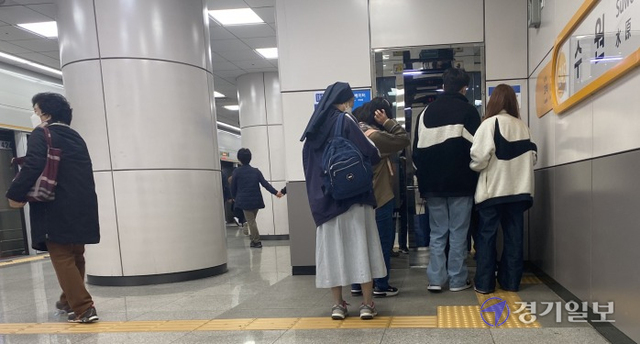 24일 오후 수원역 지하 4층 교통약자 우선 배려를 위해 설치된 엘리베이터 앞이 일반 시민들로 붐비고 있다. 이정민기자