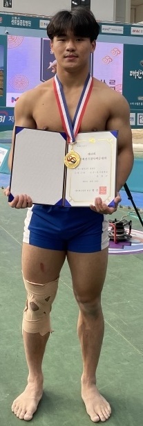 제18회 학산배전국장사씨름대회 대학부 경장급 우승 전성근.경기대 제공