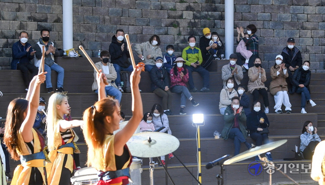 24일 오후 휴일 나들이객들이 인천 미추홀구  인천무형문화재 전수교육관 야외공연장에서 신명나는 인천전통문화예술대축제 공연을 즐기고 있다. 장용준기자