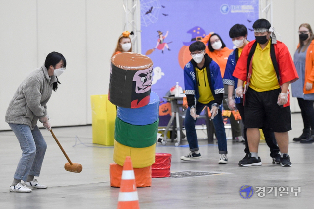 23일 인천 연수구 송도컨벤시아에서 열린 '2021 Global School 메타버스 다국어·다문화 페어' 행사에서 참가 학생들이 언어별 문화체험을 하고 있다. 이틀간 열린 언어별 존(Zone)의 문화체험과  각국 노래 공연등 학생들의 참여 행사들은 메타버스(Metaverse) 온라인 플랫폼과 오프라인 현장에서 동시에 진행됐다. 장용준기자