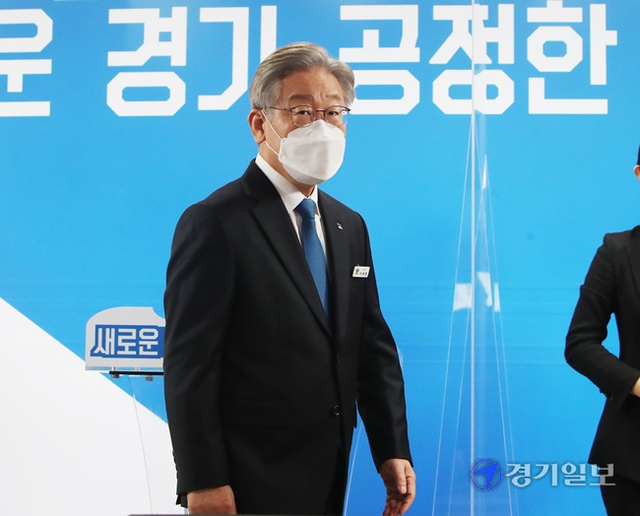 25일 오전 경기도청에서 더불어민주당 대선 후보인 이재명 경기도지사가 사퇴기자회견을 마지고 퇴장하고 있다. 윤원규기자