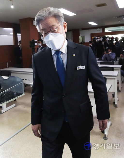 25일 오전 경기도청에서 더불어민주당 대선 후보인 이재명 경기도지사가 퇴임 기자회견을 위해 입장하고 있다. 윤원규기자