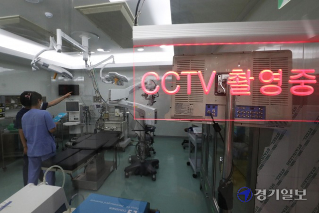 국회 보건복지위원회가 23일 법안소위를 열어 수술실 CCTV 설치 의무화 방안을 담은 의료법 개정안을 심의·의결했다. 사진은 이날 수술실 CCTV가 설치된 경기도의료원 수원병원 수술실 모습. 조주현기자